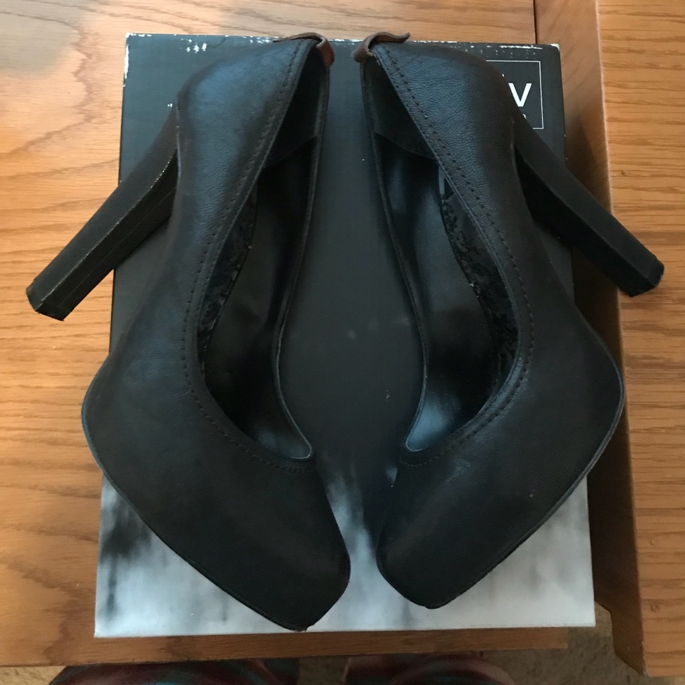 Black pumps